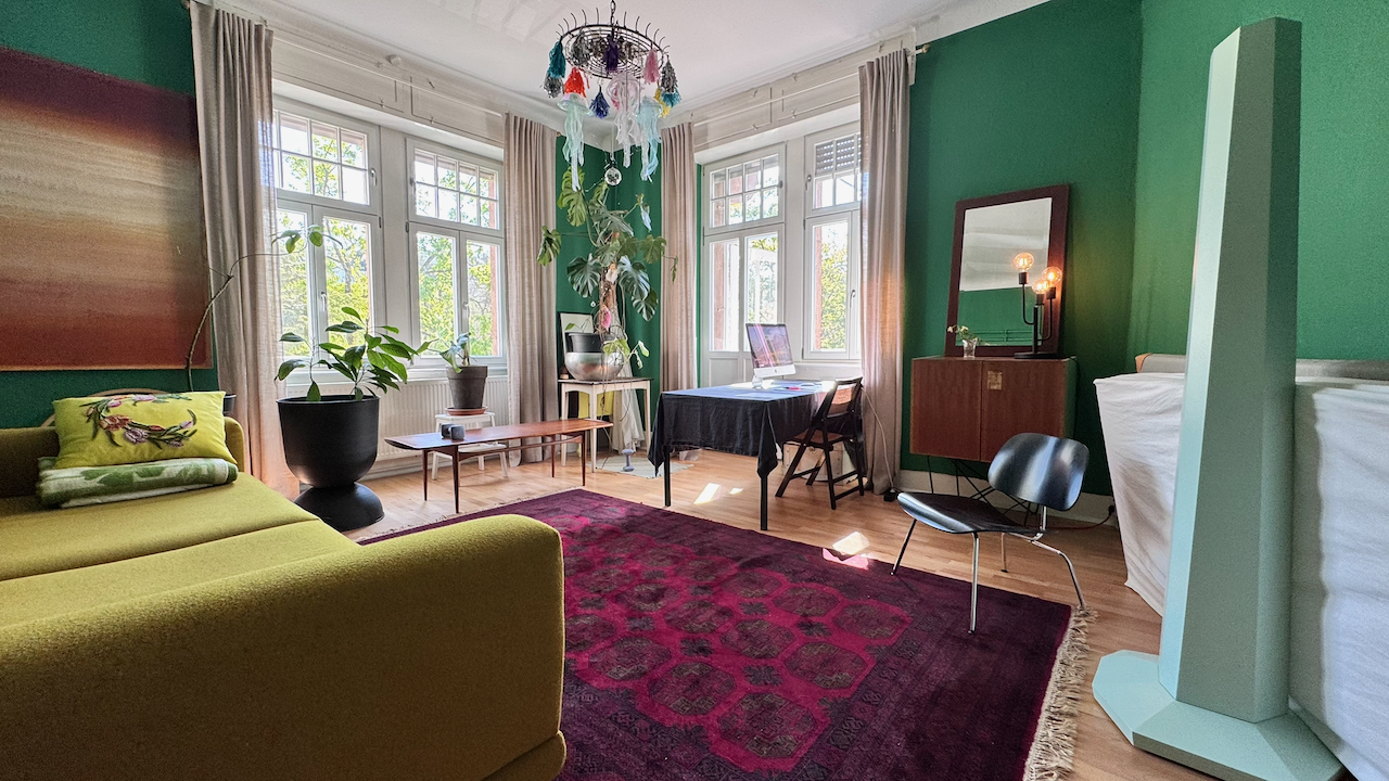 Wohnzimmer mit Balkon